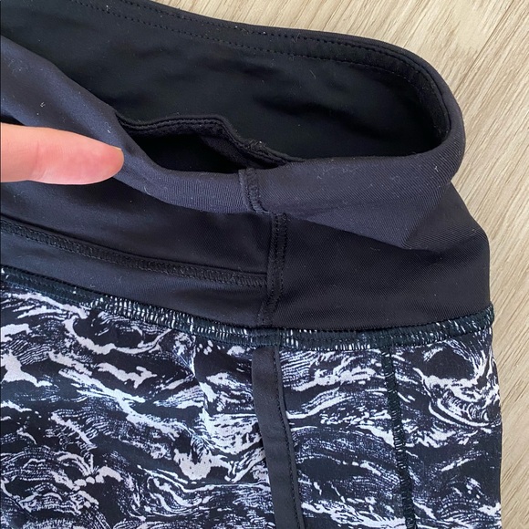 ❤️ lululemon athletica Run Times Short - 4-Way Stretch - Size 4 - Picture 9 of 9